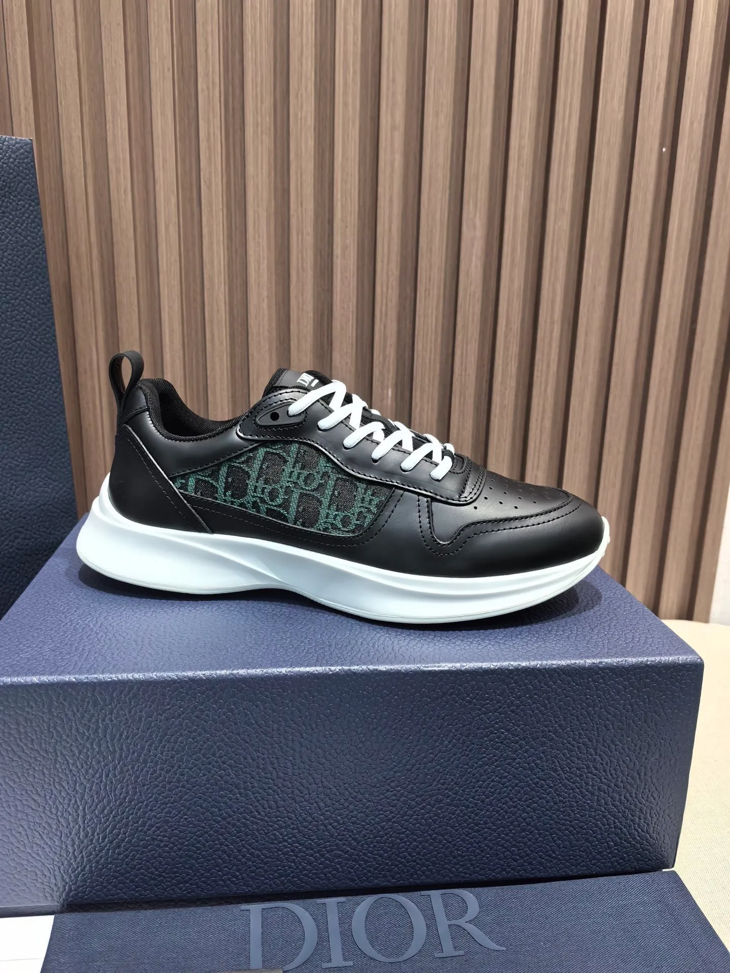 Factory price: 440💰 🔍Top purchasing agent🇮🇹 Dior's super-popular sports shoes, popular for street men, are synchronized with the new product counters. The uppers are made of Italian original imported cowhide and matched with D's customized fabrics. It is a must-have for fashionistas. The complex craftsmanship is perfectly reproduced. Imported soft cowhide foot pads, soles: original soles specially provided by the original factory, exclusive movable molded soles are super comfortable, original factory follow-up goods, 🔍🔍high quality, you can enter and exit the counter at will, welcome to compare, code number 38-45 (46 can be customized and cannot be returned or exchanged)